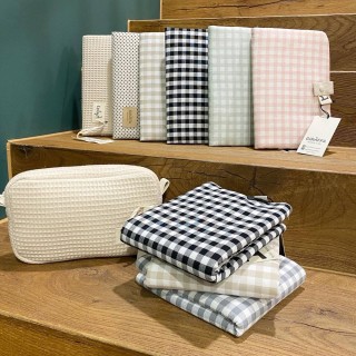 Portadocumentos Petra Piedra La Giraffa Bianca e Blu Portadocumentos Petra Piedra La Giraffa Bianca e Blu