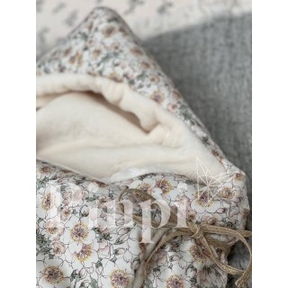 Saco para capazo con capucha Yoko pelito crema La Giraffa Bianca e Blu Saco para capazo con capucha Yoko pelito crema La Giraffa Bianca e Blu