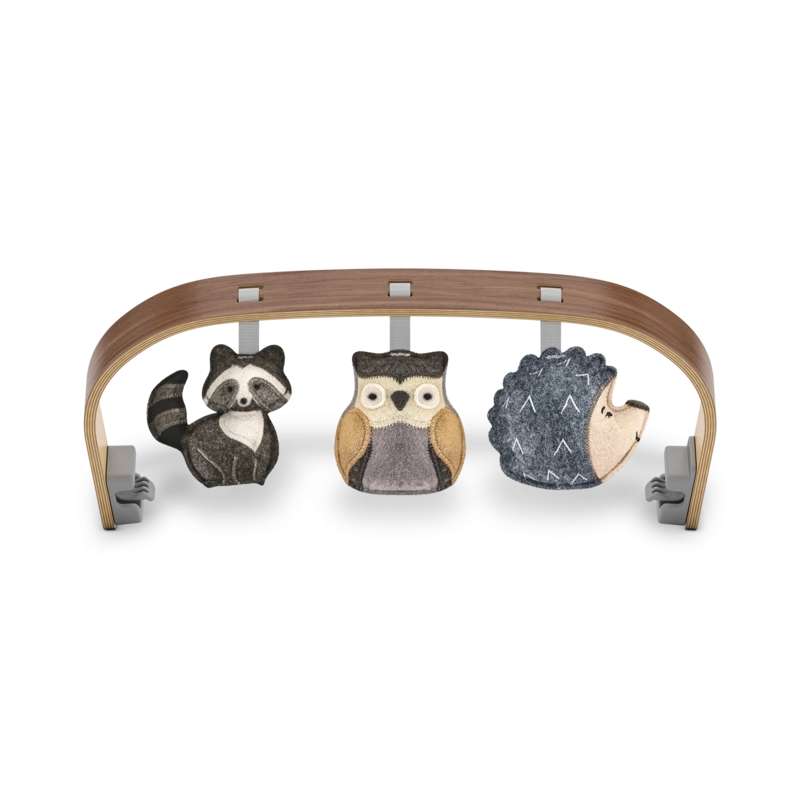 Arco actividades Mira diversión en el bosque