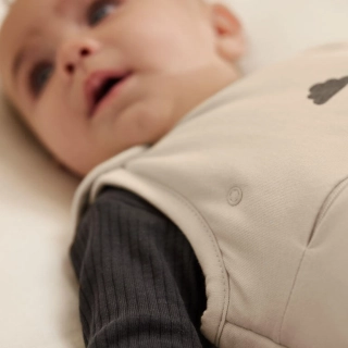 SnuzPouch Saco de dormir 0-6 meses TOG 2.5 Sand Cloud